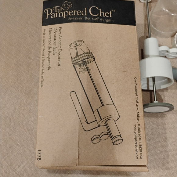 Pampered Chef Cake Decorater & Measuring Cup - Picture 3 of 7